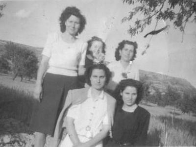 gent  CARME MIQUEL, CARMETA RAFAEL I RASAURA ROCA BARRUFA.  ABAIX: PILAR DEL MARÇELINO I CAL FINA CARRER LA FONT.