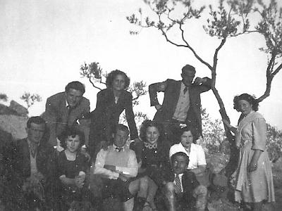 grup-f  ELS RECOLÇATS A L'ARBRE SÓN L'ANTONIO LOPEZ I LA MARIA PRATS "CON". LA DONA DE LA CAMISA BLANCA ES LA JÚLIA ANGLADA I DAVANT SEU SENTAT HI HA  "EL BARBERET". LA MARE AL COSTAT DE LA JÚLIA ANGLADA POTSER LA MARE DE LA IRENE.
