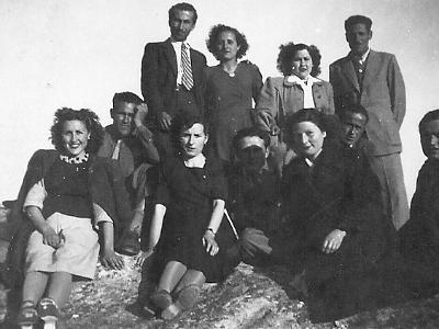 grup-f3  DEMPEUS: "LO BARBERET", LA SEVA SENYORA, LA JÚLIA ANGLADA I EL JOSEP ROYO, SENTATS: LA MARE DE LA IRENE,  "LO VOLANT", LA MARIA PRATS "CON", L'ANTONIO LOPEZ I L'ESQUERRA. ELS ALTRES NO HO SÉ.