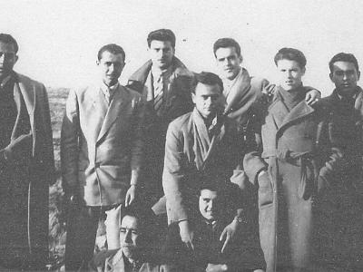 juliac  LA COLLA L'ANÍS: RAMON CUADRAT "XENXA", DAMIÀ CURCÓ "GEPO", TONET GÓMEZ "MOSCA", RAMON "SUSA", CUCUPAN, GANACIETES, JOSEP BELLET "PORTELLA. AGITATS: ESQUERRÉ, RAMON VALLVERDÚ "JULITA" I ÀNGEL SIMÓ.