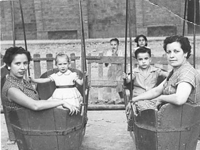 llfarr0004  CASTELLDANS 9 DE SETEMBRE DE 1954. NATI HERNÀNDEZ I LA SEVA FILLA I LA MARIA FARRAN BORONAT I EL LLUÍS FARRÉ FARRAN. SEGURAMENT PER LA FESTA MAJOR I AL PASSEIG.
