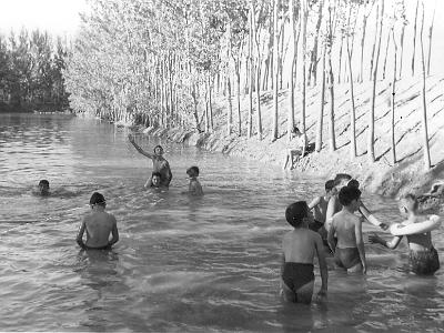 pantano0001  VEUREU DEU FOTOS AL PANTANO DE CASTELLDANS: HI SURTEN EL MODEST ORONICH, JOAN MATEU, SISCO BARBERÀ, ANTONIO ANGLADA, RAMON I JOSEP MARIA BONET, MIQUEL ANGEL I FRANCESC BELLET, SISCO "FLORENTINA", JOSEP ROCA I ALGUN MÉS QUE NO CONEIXO. SI EN CONEIXEU MÉS HA HO DIREU.