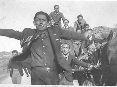 paquebot0004  A PRIMERA FILA EL RAMON CURCÓ, EL PLANTAT DALT DE TOT EL JOSEP MIQUEL I EL DE DAMUNT DE LA MULA ÉS EL VICTOR MIQUEL. EL DEL CIGARRET ÉS EL GERMÀ DE LA CECILIA MATEU EL "CULIN".