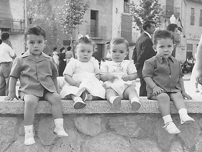 placa-f  ANTONI ANGLADA CORRETJÉ, MARIA ROSA PRATS CORRETJÉ, ROGELIO ANGLADA CORRETJÉ I JOSEP MARIA ROYO ANGLADA A LA PLAÇA DEL POBLE.