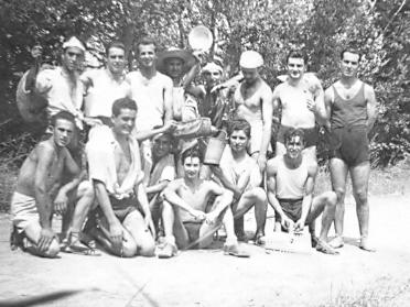 quinta49  QUINTA DEL 49: RAMON FARRAN, FRANCISCO ROSERA, JAUME QUERALT, (?), PEPITO MATEU, DANIEL RAMIS, TONET "DEL MOSCA" I JOSEP BELLET FALCÓ. SENTATS: RAMON ROCA, ELEUTERI VILELLA, JOSEP MODOL, FREDERIC BARBERÀ I DAMIÀ CURCÓ.         LLOC: MAS ROIG.