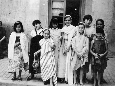 sala0010  LA DONA SENTADA JOSEFA BALLESTÉ MARTÍ. LES NENES: NURI BARBERÀ SALA, ROSA ANGELS DURAN, ANTONIETA SANS, Mª CARME BELLET, MARIA TERESA BONET I ESTER HAYA. LES DE DAVANT Mª ROSA MARTINEZ CAMARASA, ROSA MATEU I (?).
