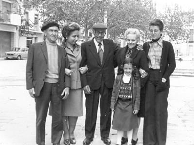 sala0025  ANTONIO ORTIZ, LOLITA ORTIZ, MIQUEL SALA, MARIA SANS, ESTER HAYA ORTIZ I LA NENA; ANNA SIMÓ SALA.