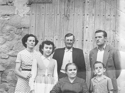 segona0001  LA MARIA "GIRONA", MIQUEL CUADRAT, L'EMILIA MATEU, ELS DOS DE MÉS EDAT SÓN ELS PARES DE LA MARIA I EL NEN ÉS EL FELIP CUADRAT.