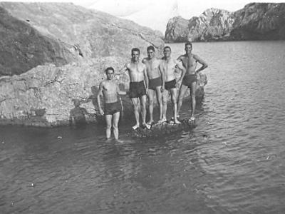 setembre1941  PRENEN UN BANY. EL SEGON DE L'ESQUERRA EL RAMON JOVELLS COSTAFREDA. I ELS ALTRES ?