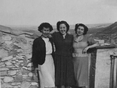 tonetkk  CARMETA GÓMEZ, MERCÈ BOTARGUES I PEPETA GÓMEZ AL TERRAT DE CA LA VIUDA.