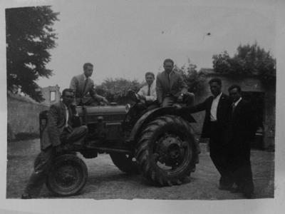 tractor-volvo  PRIMER TRACTOR DE CAL XAM-MAR MARCA VOLVO DE GASOLINA MARIANO MONTULL, LLUIS EZQUERRA, ADRIAN BELTRAN DE PEÑALVA, SANTIAGO EZQUERRA,JUAN JOSE BELTRAN I ANTONIO EZQUERRA.
