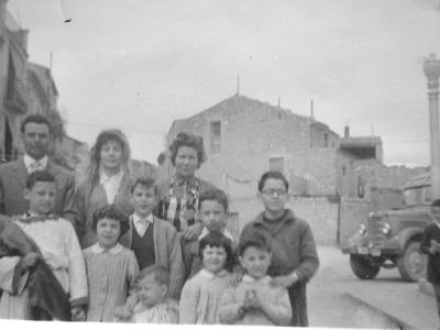 cami0001  ELS TRES DE DALT RAMON RAMIS I MIQUEL, MARIA ORONICH I MIQUEL, CARME MIQUEL I FARRAN. EL DISFRASAT RAMON JOVELLS I MIQUEL, ELS DEMÉS NO HO SÉ. EL MÉS PETIT SEMBLA JOSEP Mª JOVELLS.