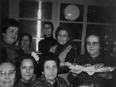 color1  L'ESLISA "MANOLA", LA RAMONA "DE L'EUSEBIA", LA BALBINA BERNAUS, LA CARME MIQUEL I L'ANTONIETA MIQUEL. ABAIX: LA VIRGINIA, LA MARIA "DE CAL VICTOR", ISABEL MIQUEL I LA MILAGROS "DE CAL BOTAM".