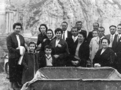 fami  A LA BODA DE L'EUGENI JOVELLS: CARME MIQUEL, Mª PILAR JOVELLS, CONXITA SOLÀ, DOLORS JOVELLS, JOSEP MIQUEL, RAMON JOVELLS, PRUDENCI JOVELLS, MARIA MATEU, MANUEL VILELLA, RAMONA JOVELLS, RAMON VILELLA, CONCEPCIÓ PERE, MIQUEL JOVELLS I ELEUTERI VILELLA. ELS DOS NENS: IMMA I XAVIER VILELLA.