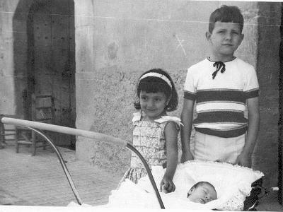 irene  DOLORS MATEU I JOSEP Mª JOVELLS. LA DEL COTXET ES LA IRENE CURCÓ. SETEMBRE DE 1966.