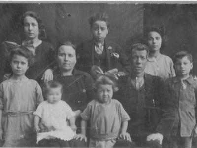 totsmiquel  FAMILIA MIQUEL - FARRAN L'ELVIRA FARRAN I EL RAMON MIQUEL AMB ELS SEUS FILLS: ISABEL, JOSEPET, ANTONIETA, MAGDALENA, RAMONA, RAMONET I CARME.