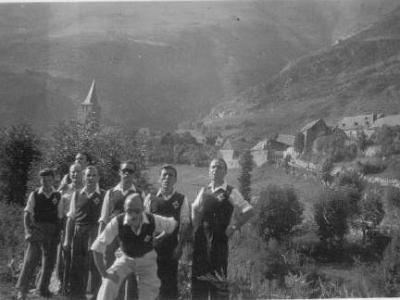 music1  L'0RQUESTRA CLIPPERS A LA VALL D'ARAN L'ANY 1947: LLUÍS BARBERÀ, FRANCISCO SANS, EL TÈNIC DE SÓ, RAMON BOSCH, FRANCISCO FRANQUESA, MANUEL URGELL, JOSEP FONTANA I JOSEP MIQUEL.