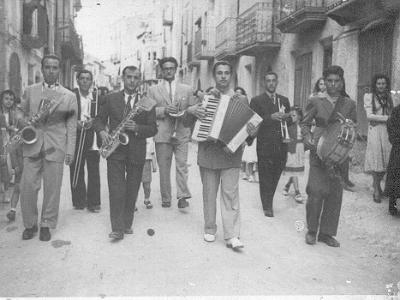 music111  PER LA FESTA MAJOR: JOSEP MIQUEL, JOSEP FONTANA, RAMON BOSCH, DANIEL RAMIS, FRANCISCO SANS, SISCO BLASI I LLUÍS BARBERÀ. LA NENA DE L'ESQUERRA ÉS L'EMILIA DEL BAR I LA DONA DE LA DRETA LA RAMONA CODINA.