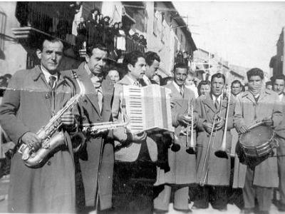 music111a  PER SANT ANTONI: BOSCH, JOSEP MIQUEL, FRANCISCO SANS, DANIEL RAMIS, SISCO BLASI, JOSEP FONTANA I LLUÍS BARBERÀ. JOSEP GARCIA "DEMETRIO" A LA DRETA.