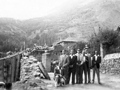orq0008  EN UN POBLET DE LA MUNTANYA.