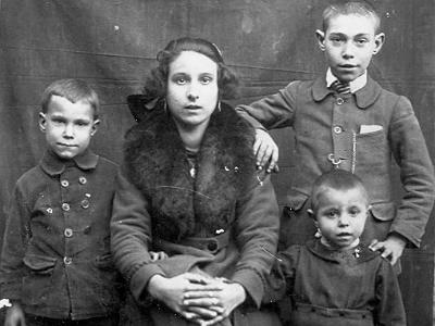 Paxorros  RAMONA BERNAUS DE CA L'ERMITÀ.                                                                                                    ELS NENS: EL DE L'ESQUERRA MIQUEL FARRAN, EL DE LA DRETA EL JOSEP FARRAN I EL MÉS PETIT DE LA DRETA EL FELIP FARRAN.