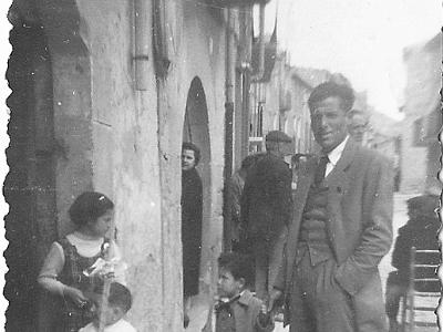 carrer-f1  JOSEP ROYO POMAR AGAFANT DE LA MÀ A JOSEP MARIA ROYO ANGLADA AL CARRER FRANCESC MACIÀ.