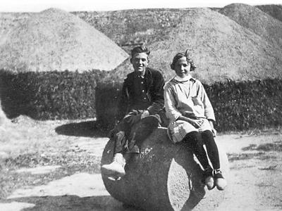 fulleda0014  ESTEVE I MARCELINA ROCA, DE CAL FULLEDA ALS ANYS 1920.