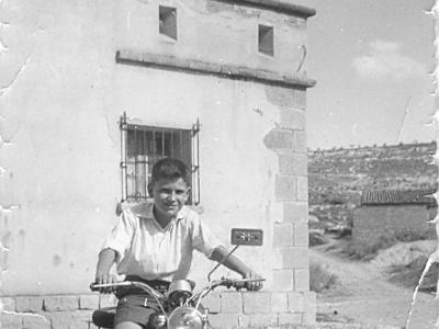 fulleda0018  AQUÍ EL JUANITO CUADRAT, MÉS JOVE, DAVANT DEL CUARTEL AMB UN SIDECAR.