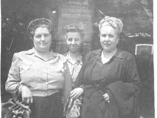 mirar1  MARIA SOLÉ, DOLORES I MARIA SANS.