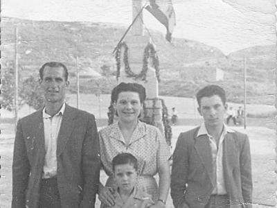 opcions0003  JOSEP CUADRAT CUADRAT, MARIA CARRERA ABELLÓ, JUANITO CUADRAT CARRERA I JOSEP CUADRAT FALCÓ.